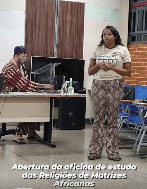 A presidente da Associação Quilombola Urbana João Borges Vieira, Raiane Gouveia, em um evento de abertura da oficina de estudo das religiões de matrizes africanas.