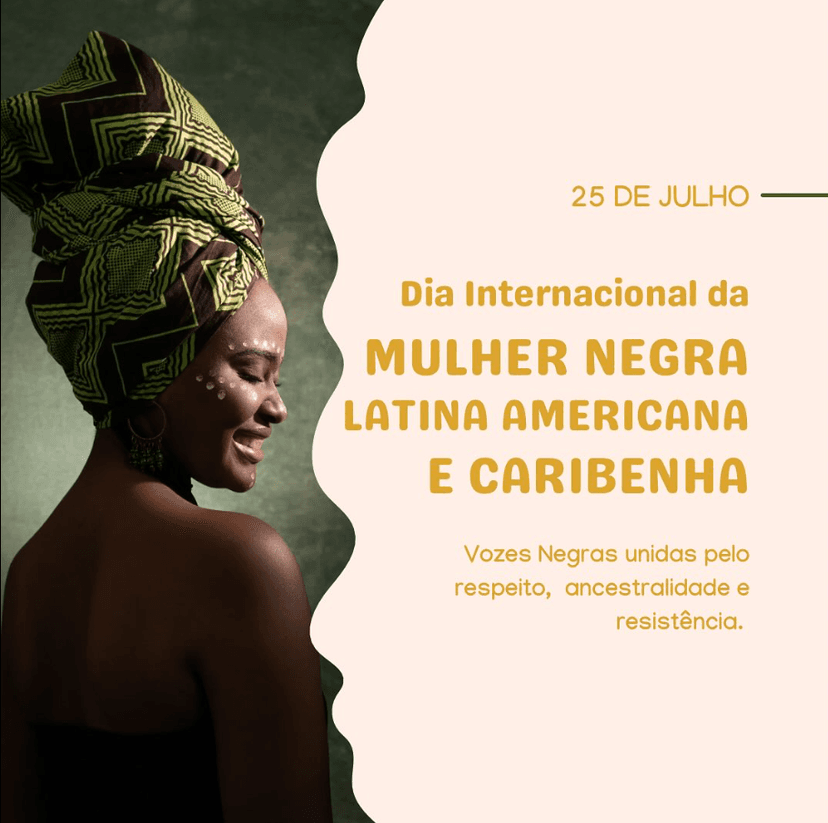 Dia Internacional da Mulher Negra, Latina Americana e Caribenha. Uma mulher negra sorrindo de perfil e usando um turbante verde escuro com detalhes pretos.