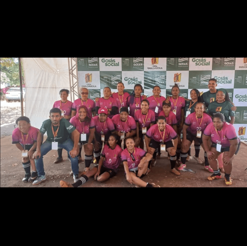 Time Quilombola posando para foto após um campeonato de futebol.