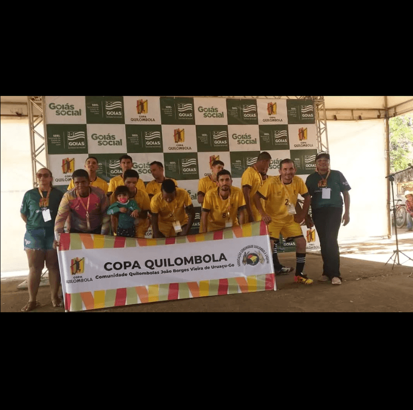 Imagem da equipe de jogadores de futebol que participara da Copa Quilombola.