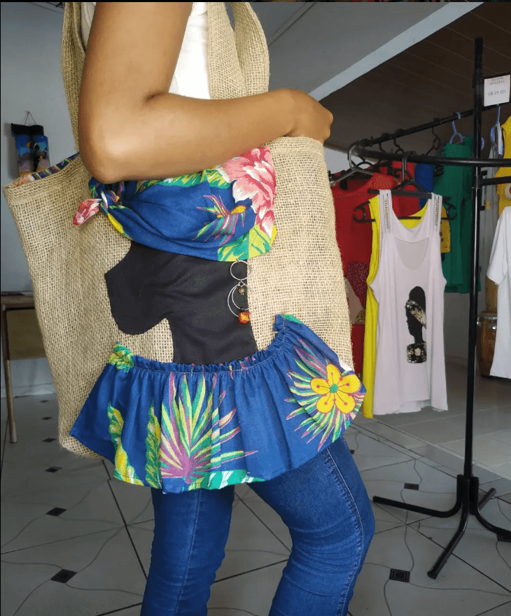 Bolsa artesanal com o desenho de uma mulher negra usando um turbante.